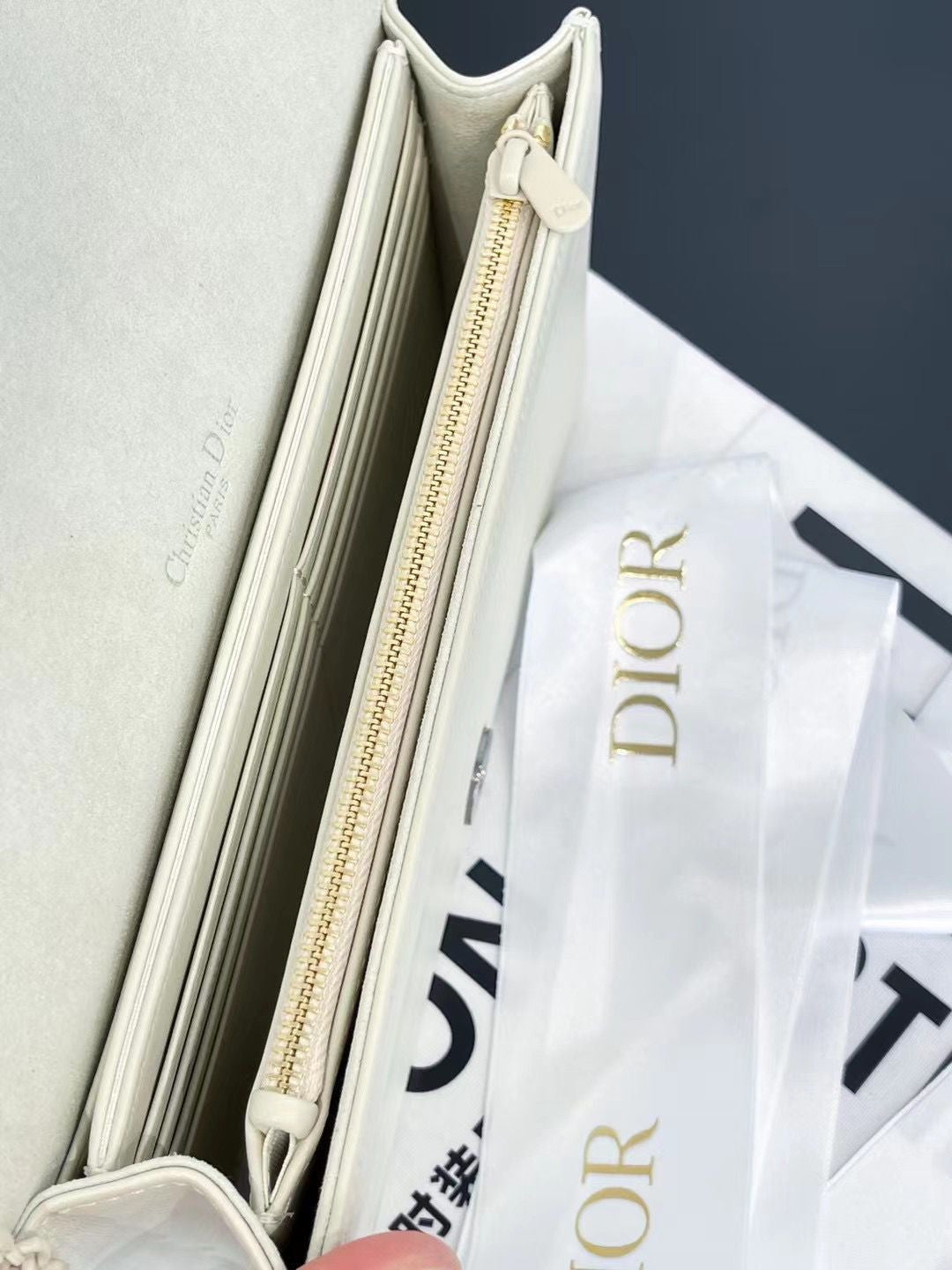 DIOR