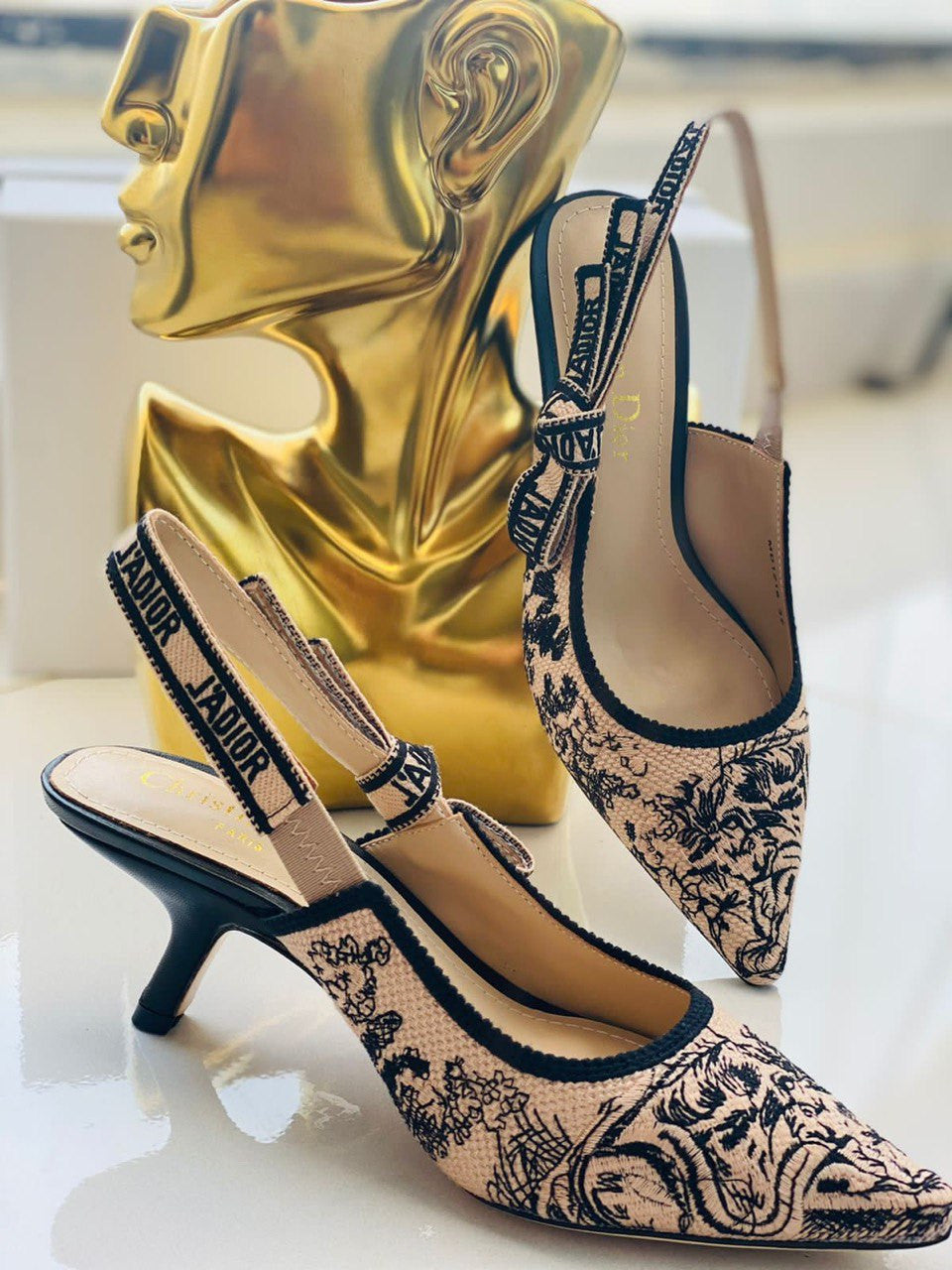 DIOR